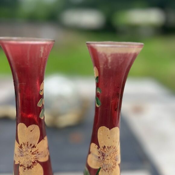 Vintage set of two ruby red Bohemian glass bud vases with enameled painting - Picture 2 of 3